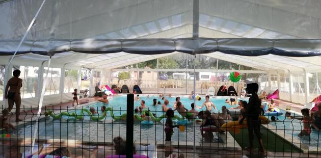 Piscine pendant la canicule la couverture protge aussi contre le soleil