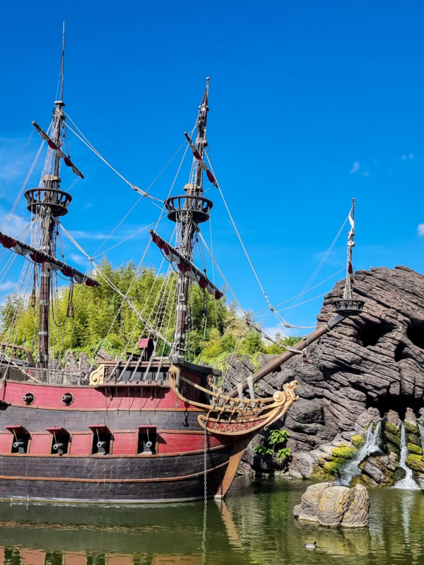 wooden pirate ship of disneyland paris
