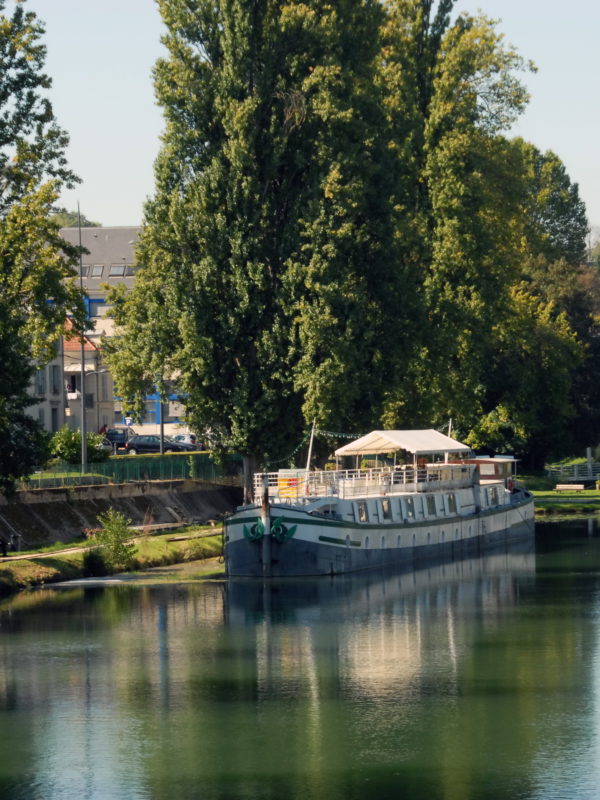 ville de melun, péniches amarées au bords du canal, département de seine et marne, france